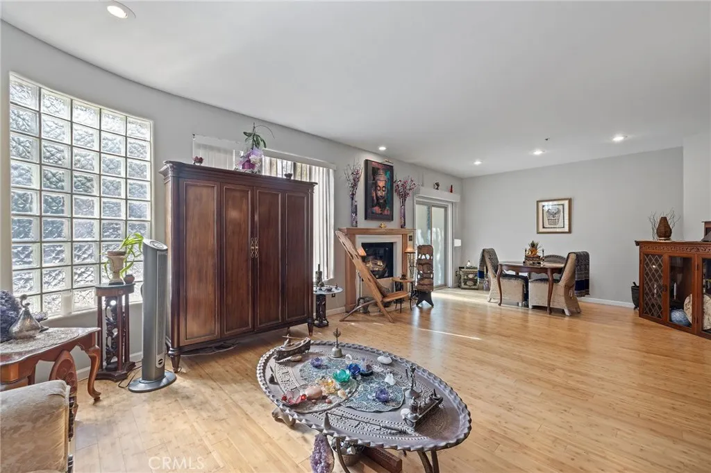 861 S Windsor Boulevard 105, Los Angeles, California 90005 home-pic-7